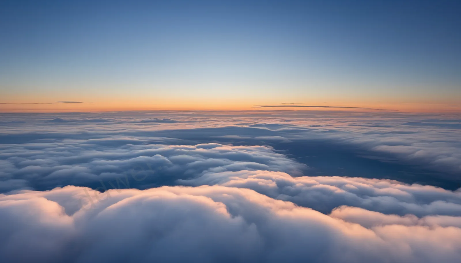 钴蓝天空洁白云海清晨留白背景